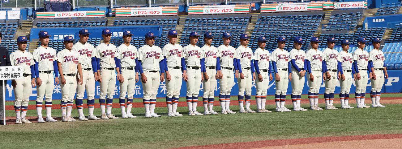 九州国際大付対神戸国際大付　敗れた神戸国際大付ナイン（撮影・柴田隆二）