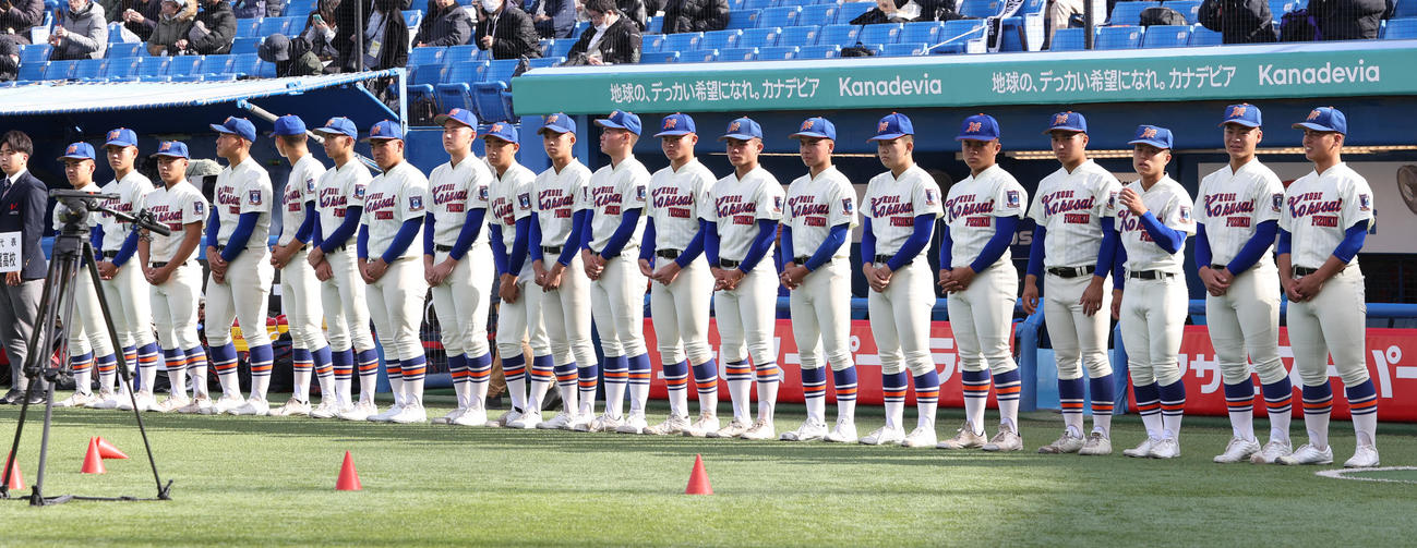 九州国際大付対神戸国際大付　敗れた神戸国際大付ナイン（撮影・柴田隆二）