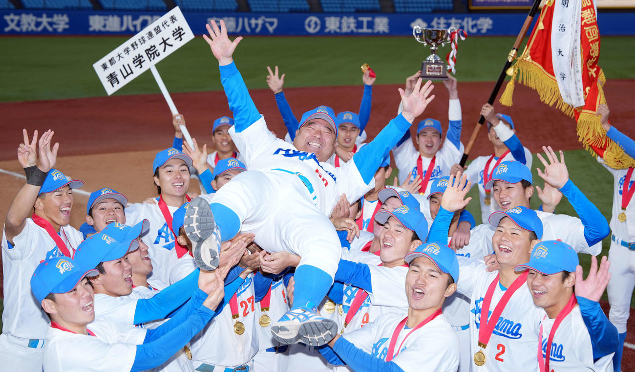 優勝し喜びを爆発させる青学大の選手たちに胴上げされる安藤寧則監督（中央）右奥に小田康一郎（撮影・小島史椰）