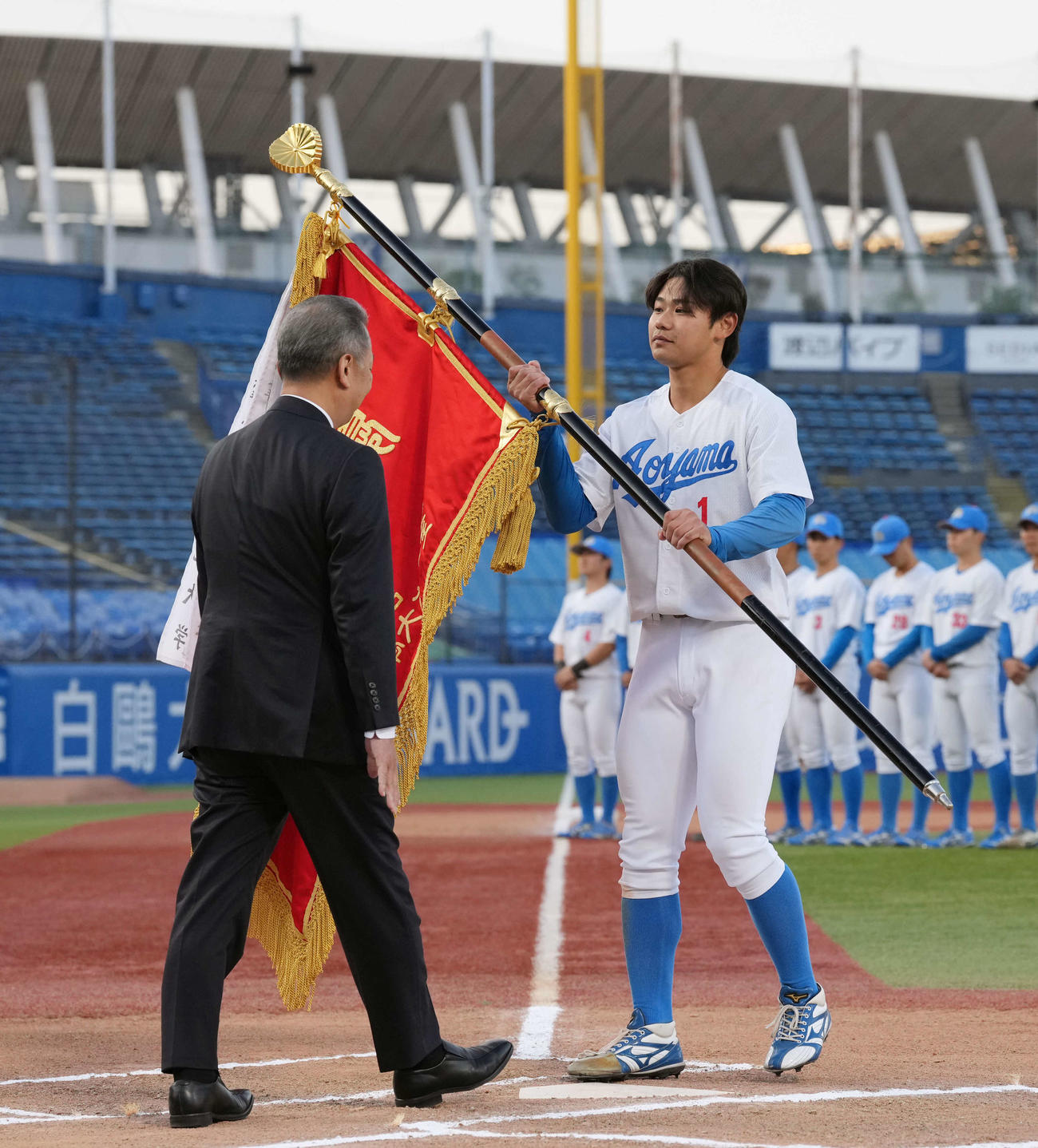 青学大対立命大　優勝し優勝旗を受け取る藤原主将（右）（撮影・小島史椰）