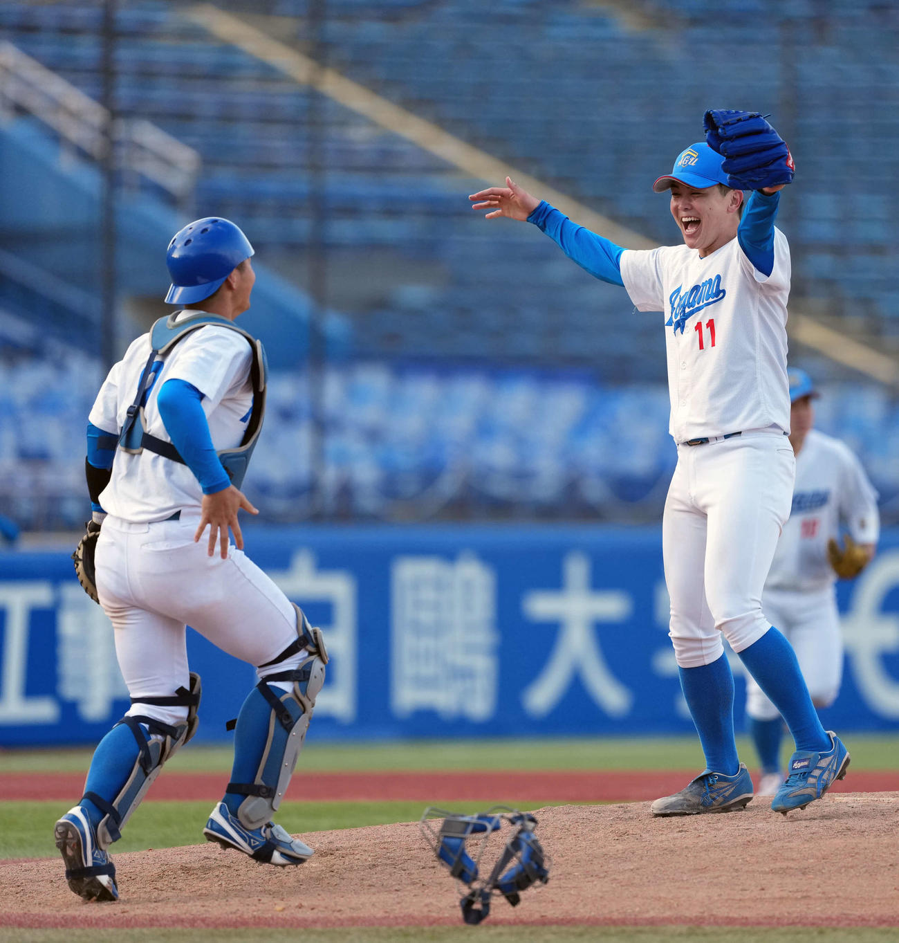 青学大対立命大　優勝し喜びを爆発させる青学大・渡部（左）と中西（撮影・小島史椰）