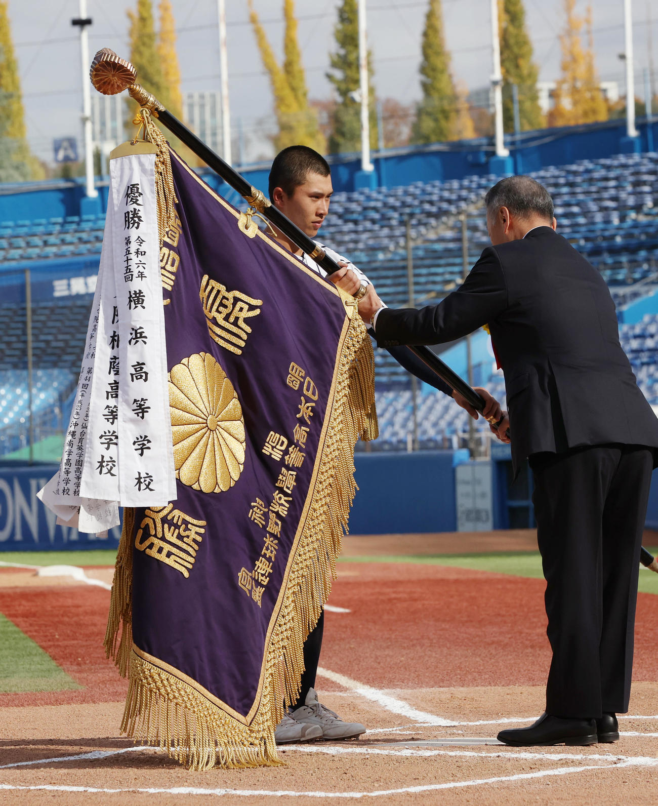 九州国際大付対神戸国際大付　優勝旗を受け取る九州国際大付・城野主将（左）（撮影・柴田隆二）