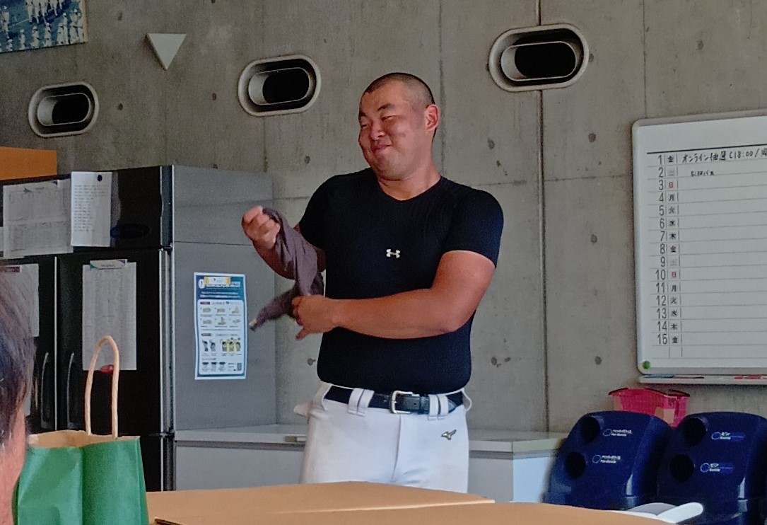 山端は合宿所で三木監督（左手前）から「顔、汗まみれだぞ」と言われると、この何とも言えない笑顔でタオルをポケットから取り出して