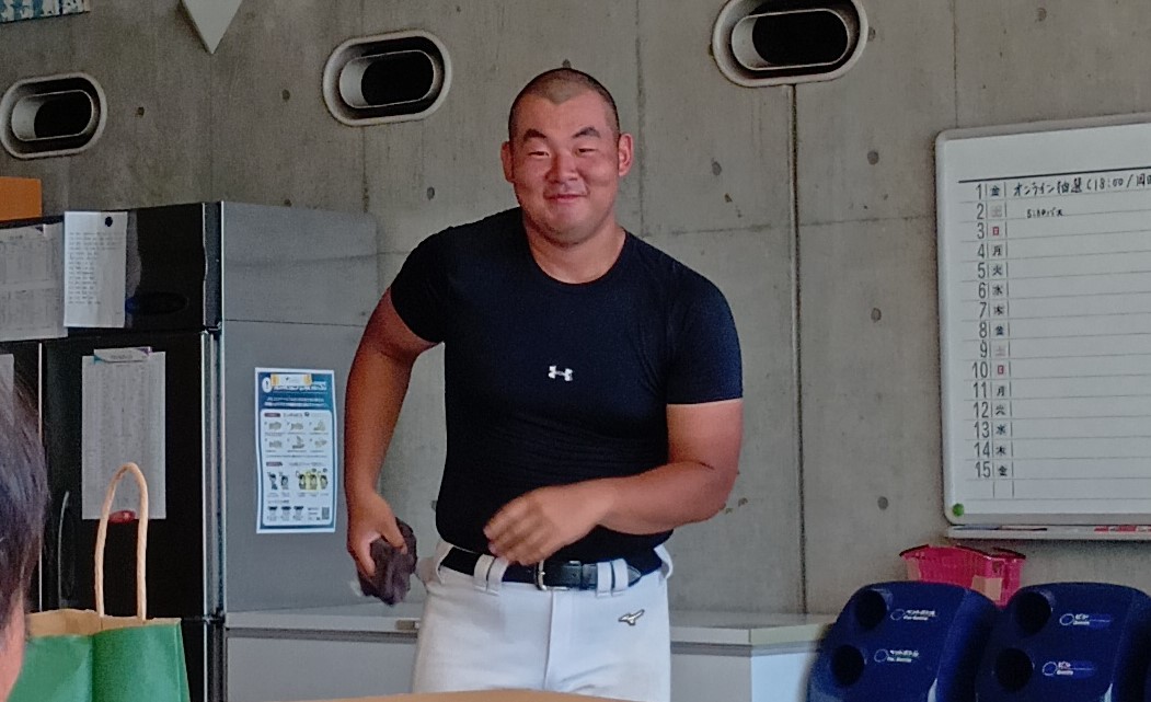 三木監督（左下）に向かってこの笑顔（撮影・井上眞）