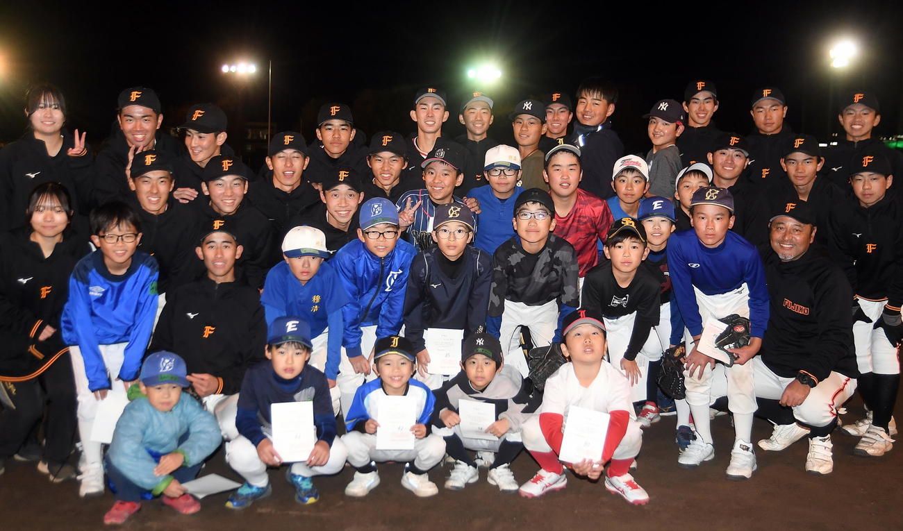 記念撮影に収まる富士高野球部と参加者