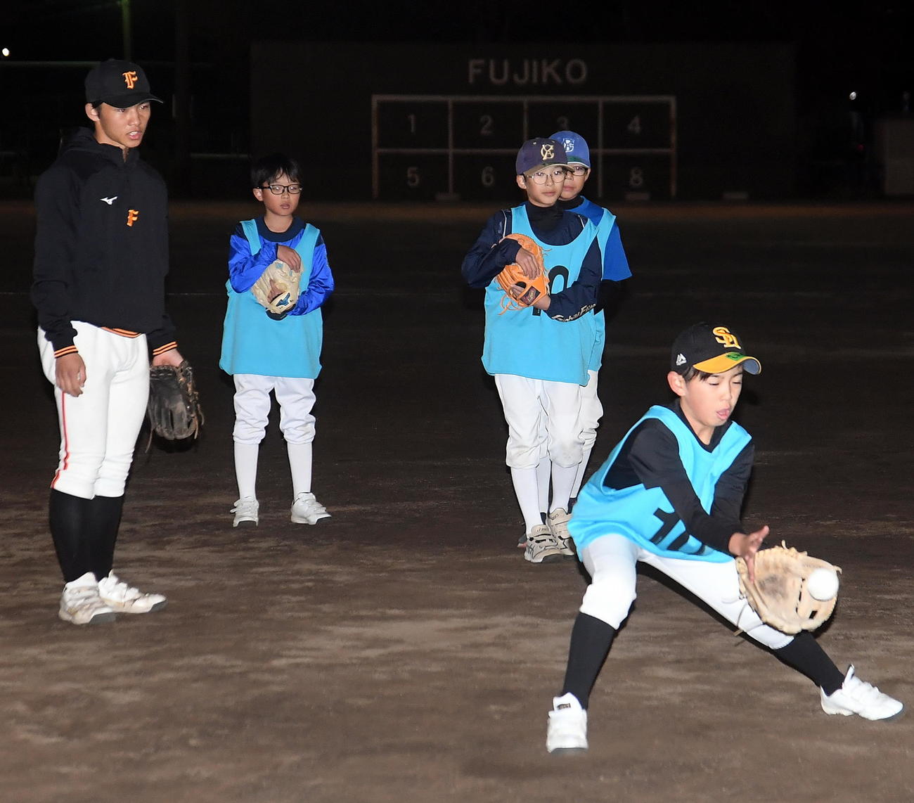 高校生が見守る中、ノックを受ける小学生