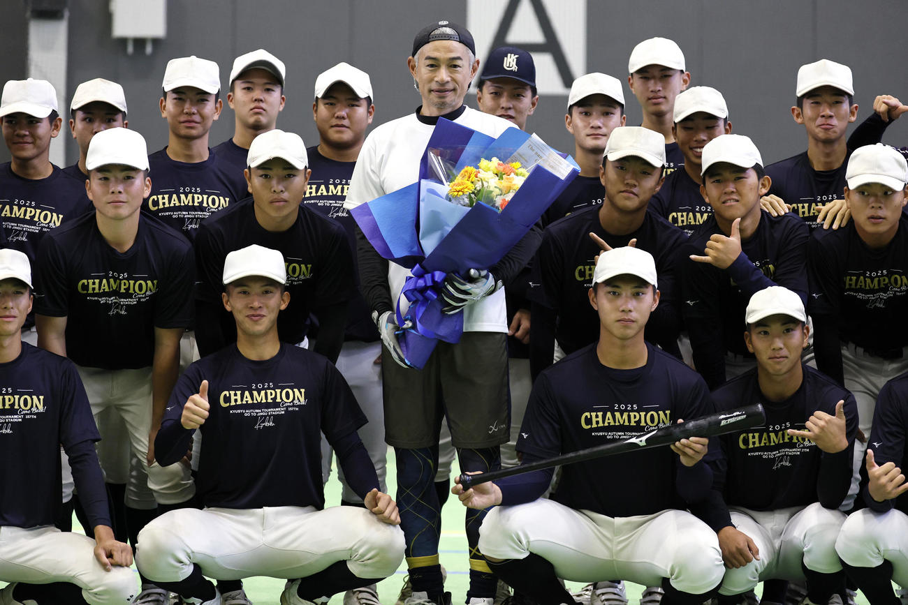 九州国際大付の野球部員と記念写真に納まるイチロー氏（代表撮影）