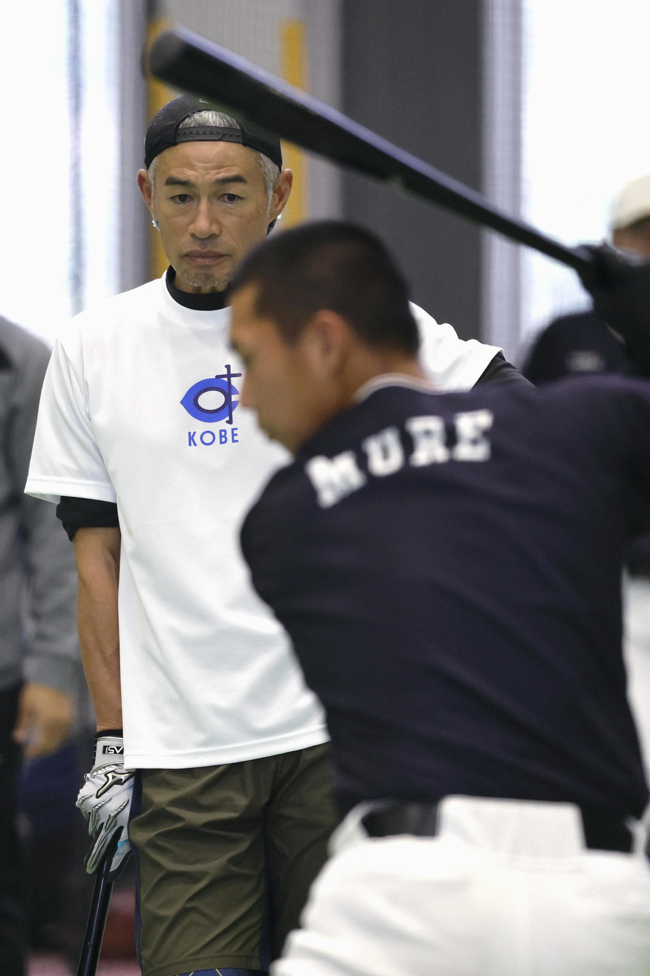 九州国際大付高野球部員のティーバッティングを見守るイチロー氏（共同）