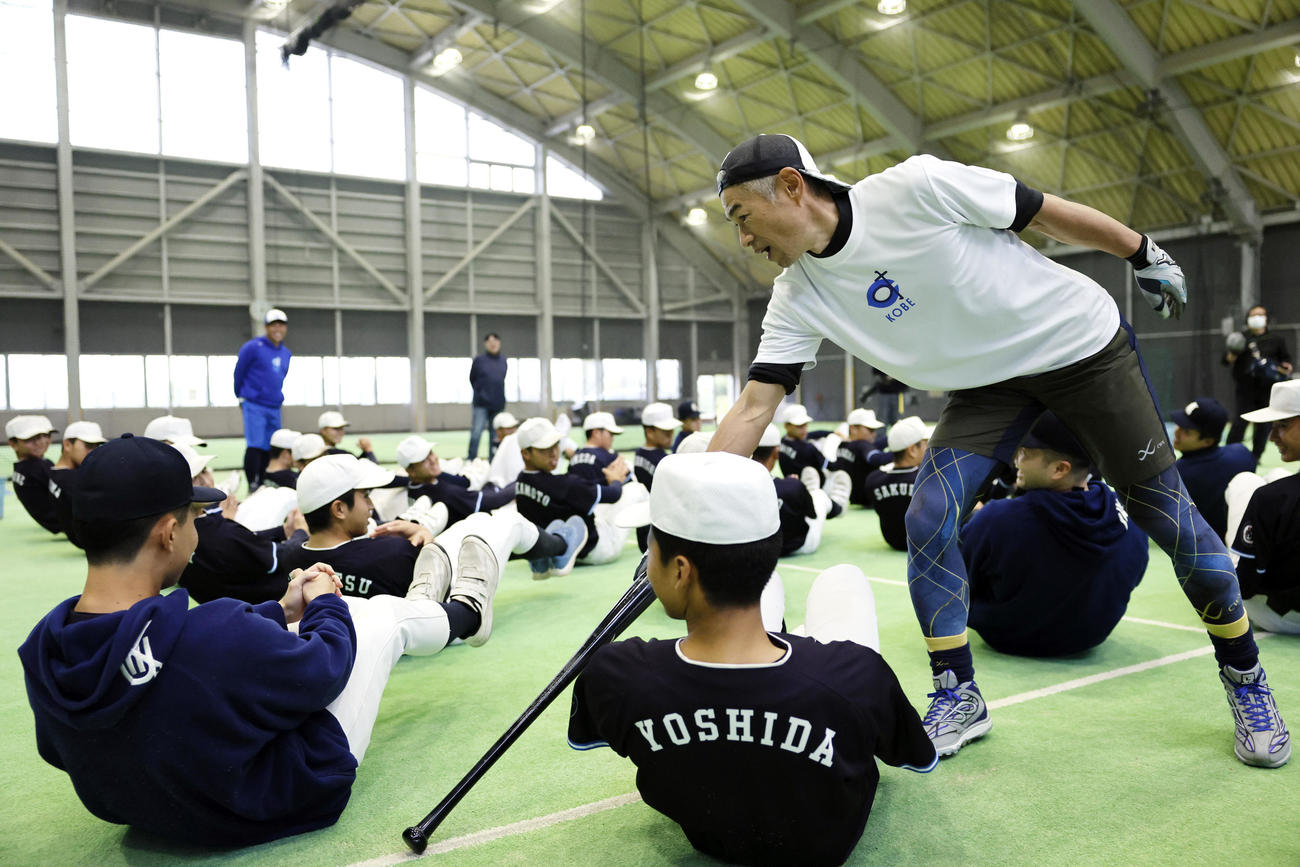 九州国際大付の野球部員を指導するイチロー氏（代表撮影）