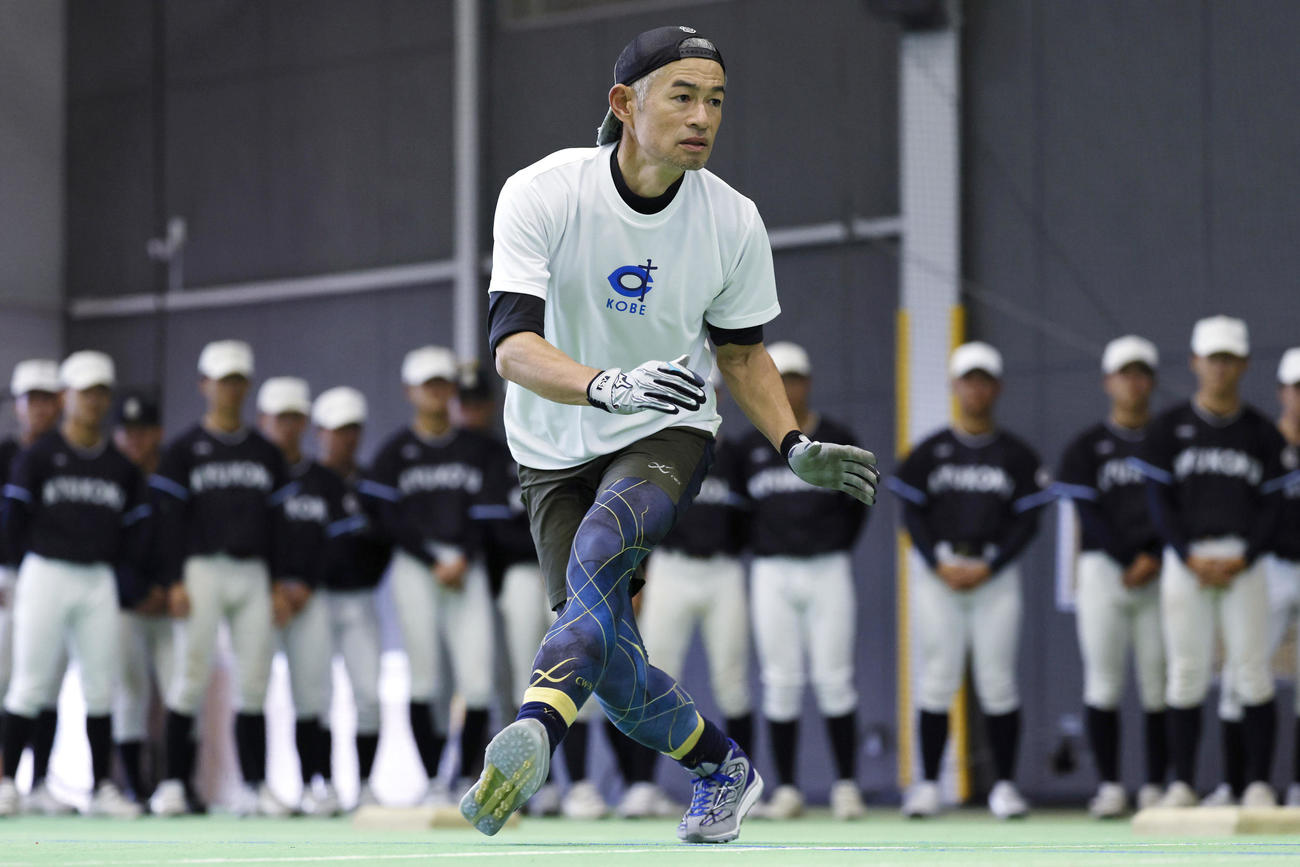 九州国際大付属の野球部員に盗塁の指導をするイチロー氏（代表撮影）