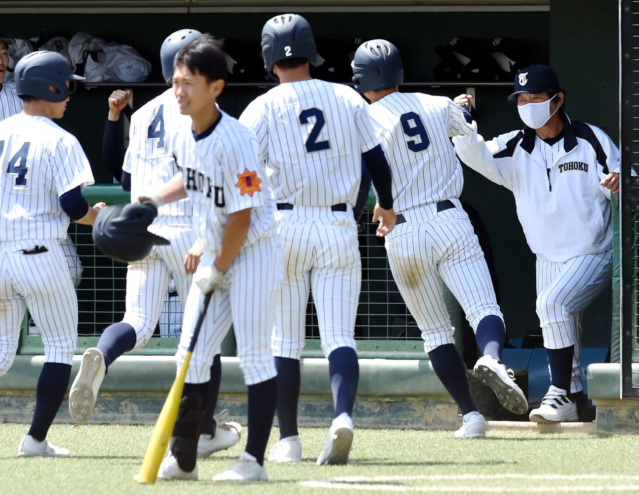 仙台対東北　5回、左越え満塁本塁打を放った東北・佐藤玲（右から2人目）とグータッチする佐藤監督（2023年4月撮影）