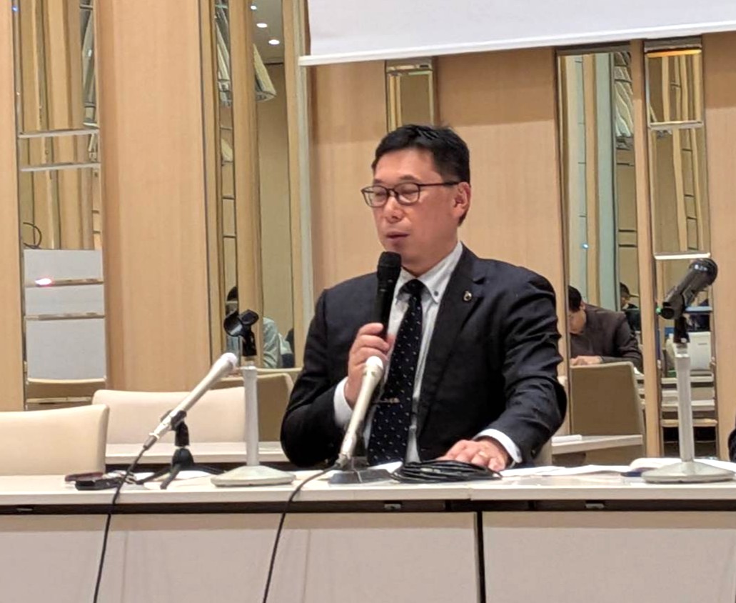 理事会後に会見する日本高野連・井本事務局長（撮影・柏原誠）