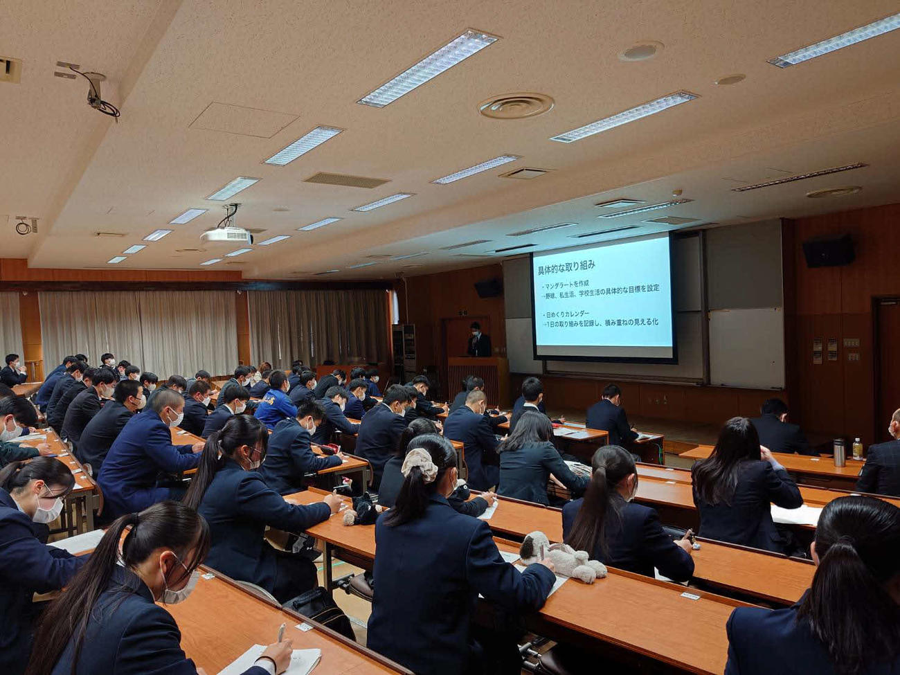 体験発表を聞く参加者（宮城県高校野球連盟提供）