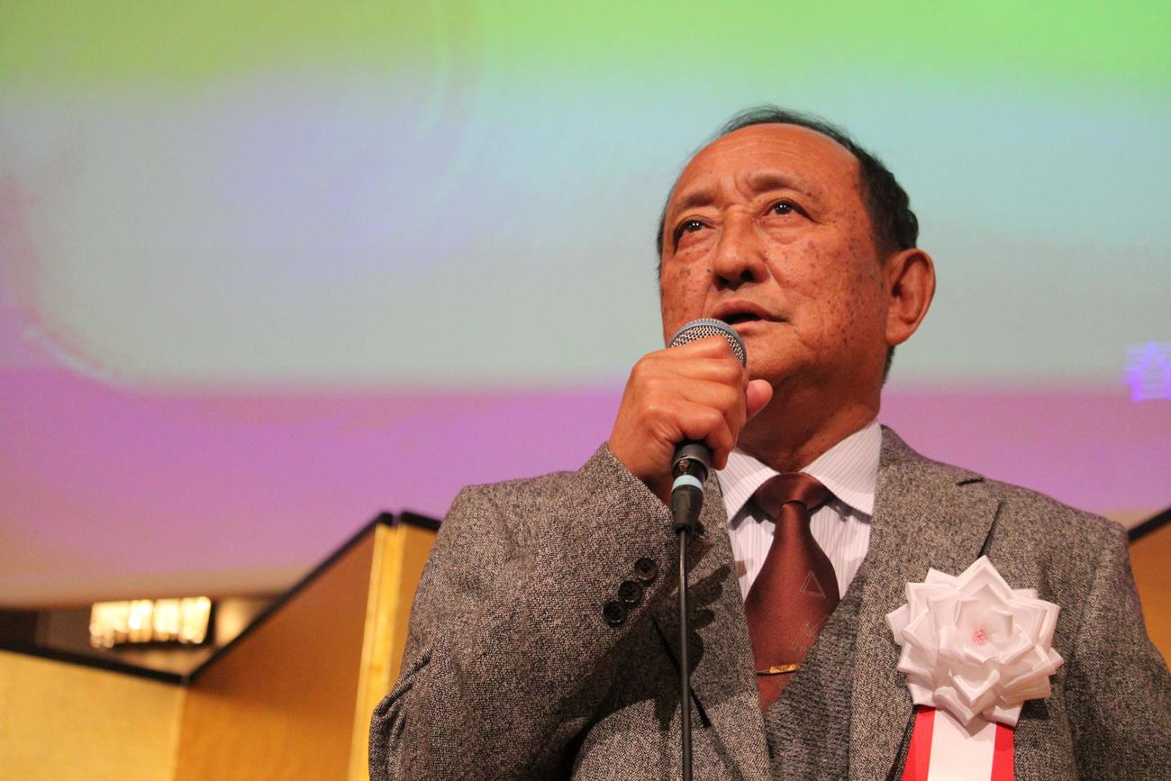 勇退スピーチをする春日部共栄前監督の本多利治氏（撮影・金子真仁）