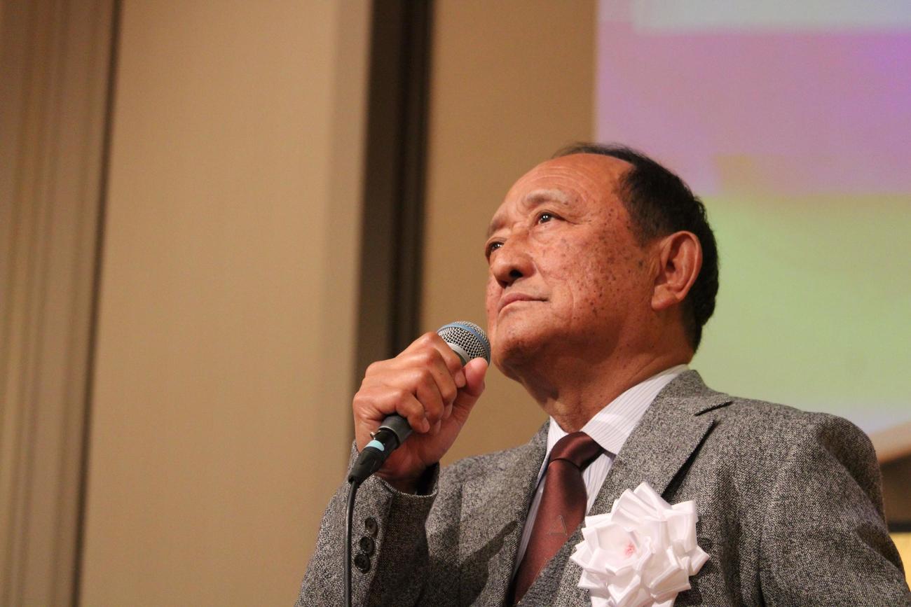 勇退スピーチをする春日部共栄前監督の本多利治氏（撮影・金子真仁）