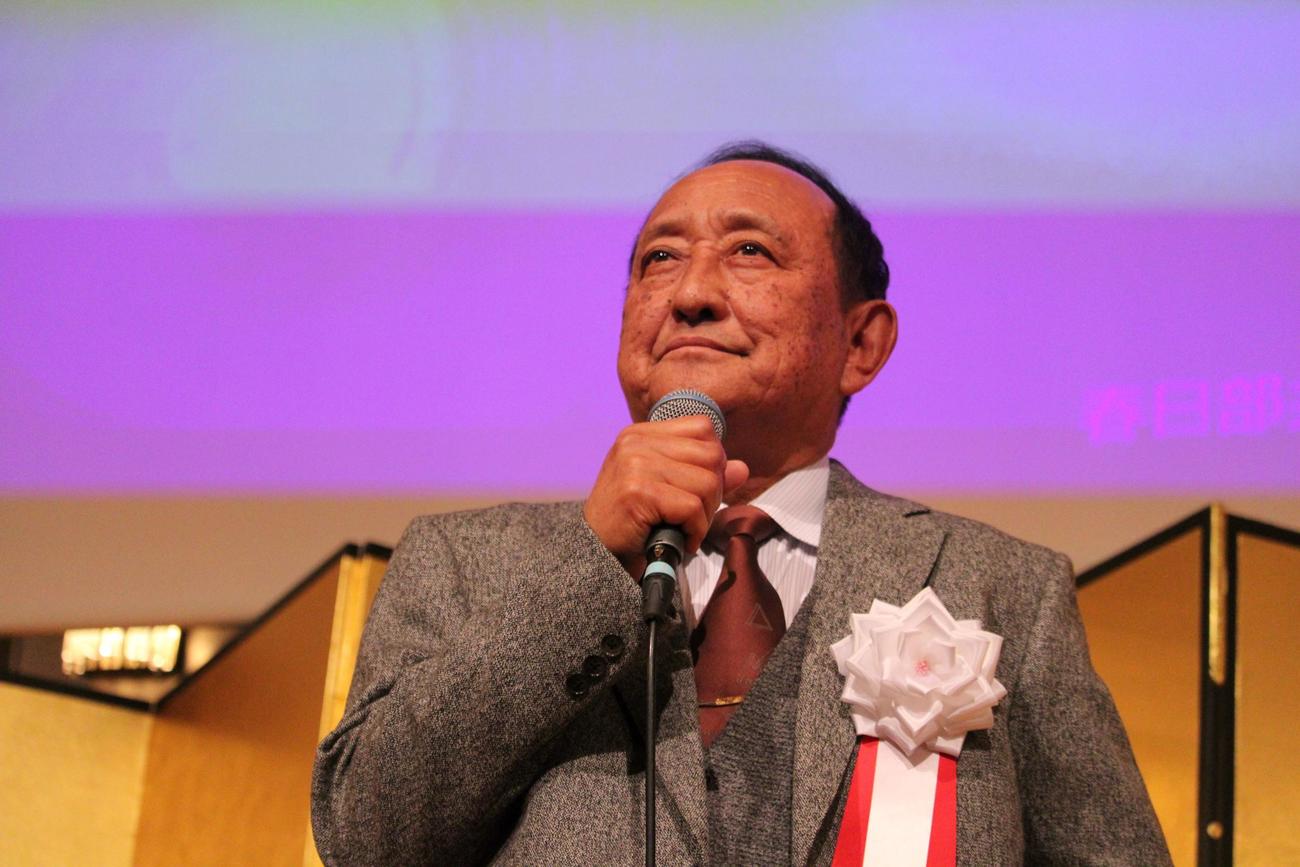 勇退スピーチをする春日部共栄前監督の本多利治氏（撮影・金子真仁）