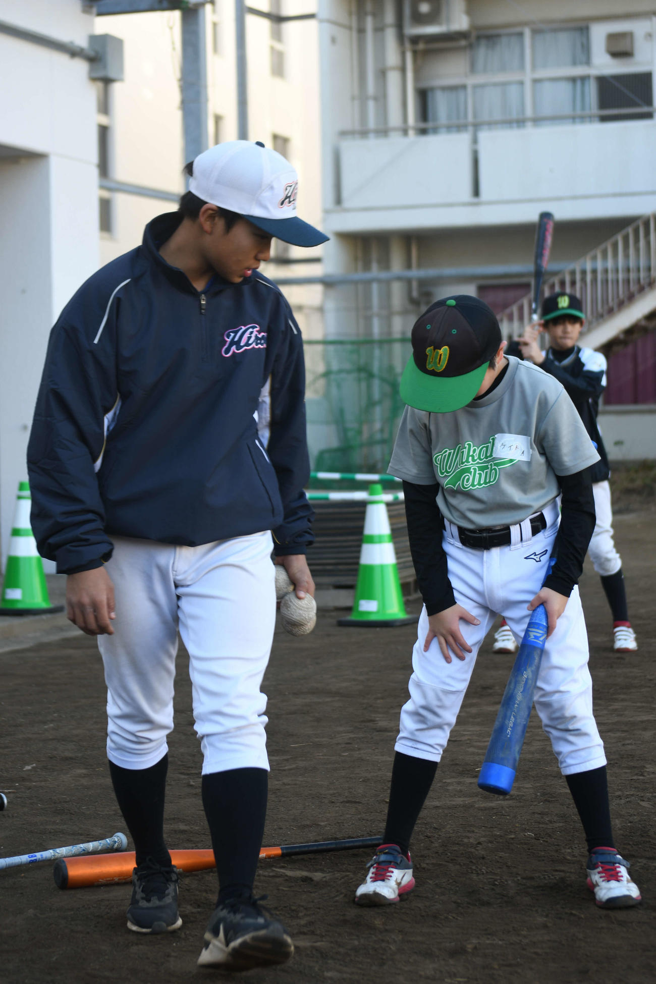 打ち方のコツを若羽クラブの児童に教える広尾の球児（撮影・平山連）