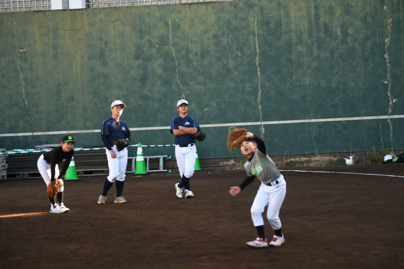 フライキャッチを行う若羽クラブの児童（撮影・平山連）