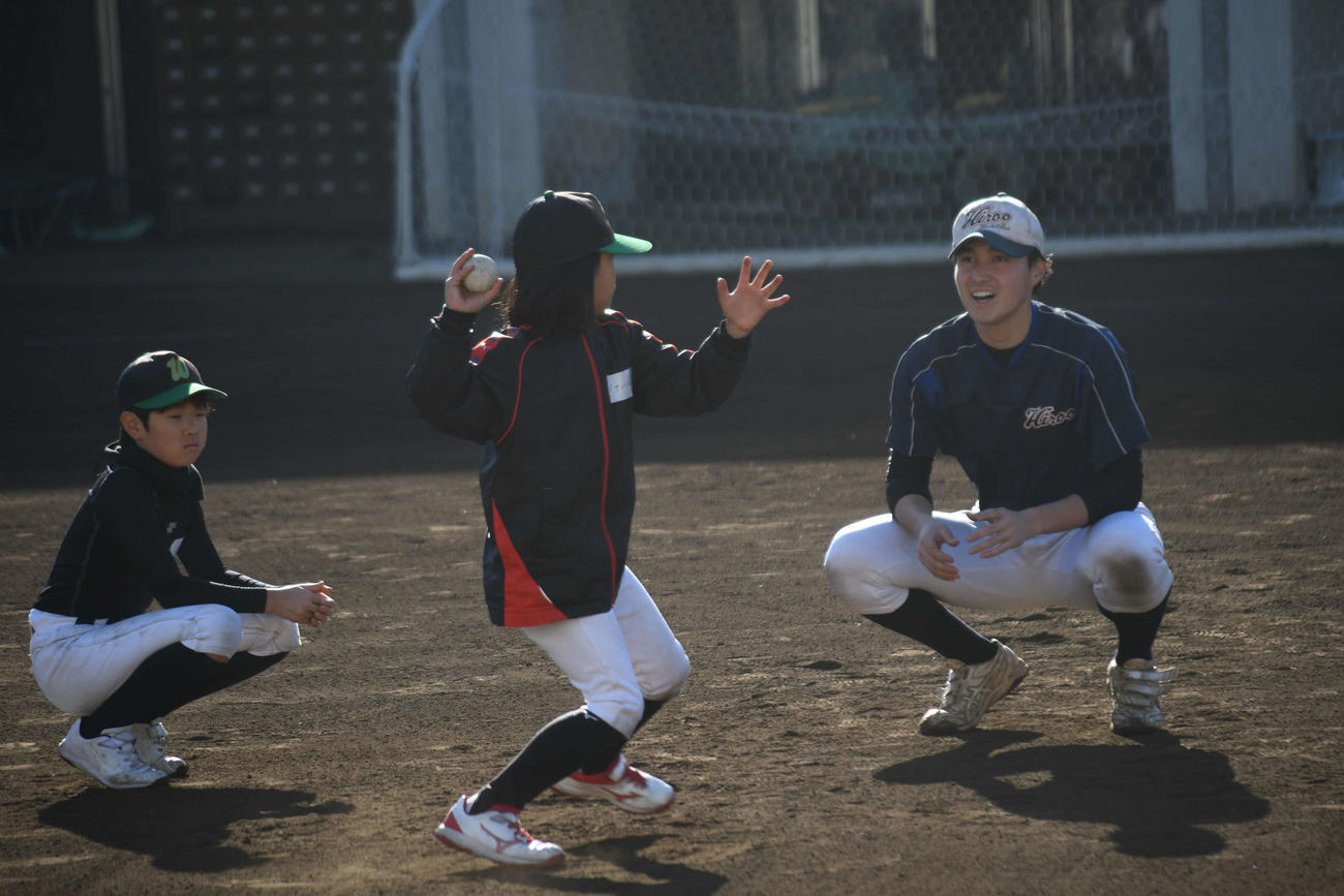 若羽クラブの児童に送球のコツを教える広尾の選手た（撮影・平山連）