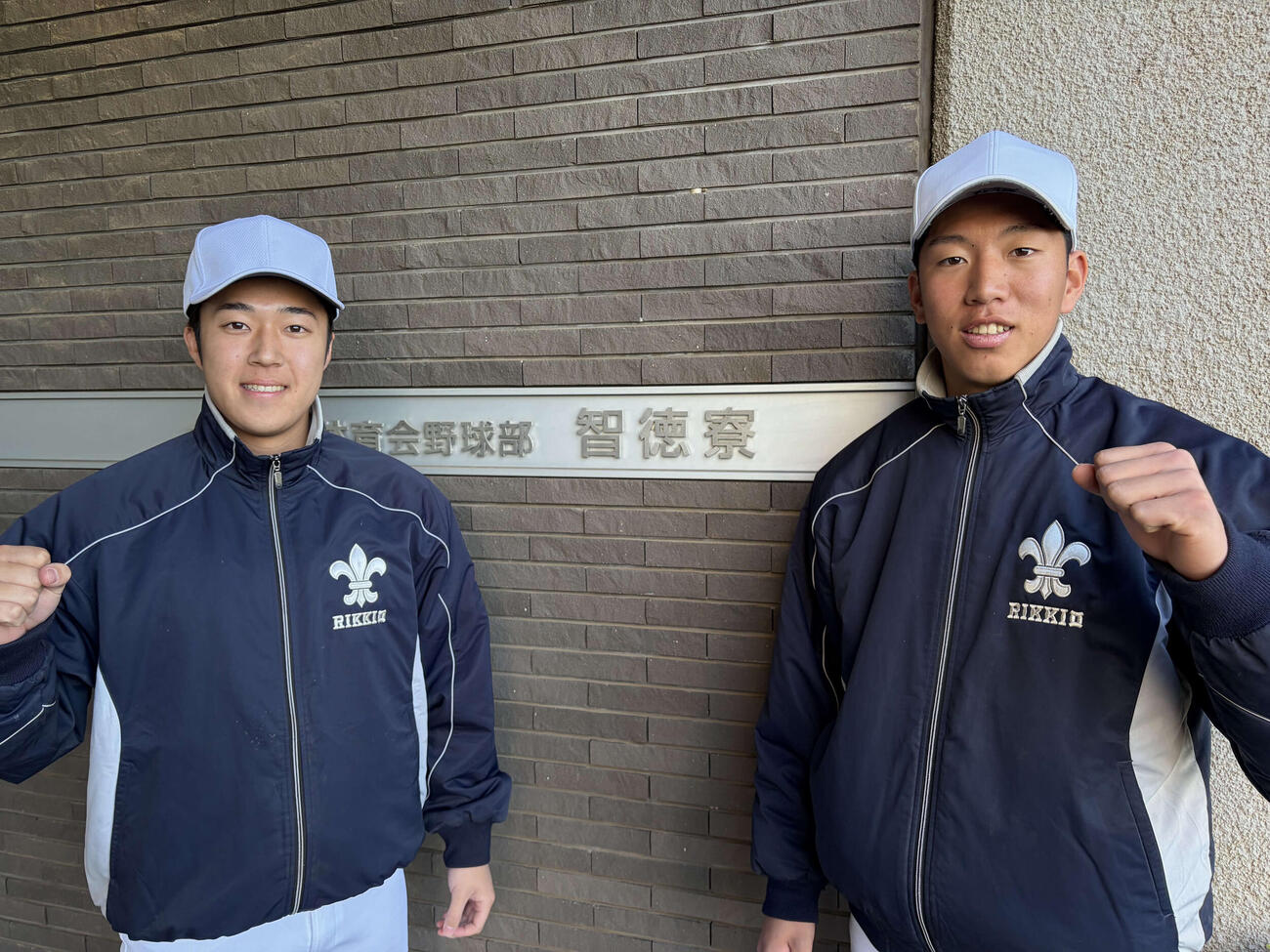 立大の智徳寮に入寮し、ガッツポーズを見せる（左から）日大三前主将の本間と関東第一の元主将、越後（撮影・保坂淑子）