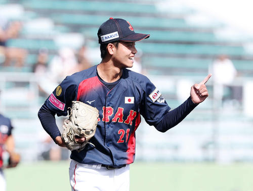 9月7日のU18W杯・日本対キューバ　5回裏、キューバの攻撃を抑え笑顔を見せる日本・西村（撮影・鈴木正人）