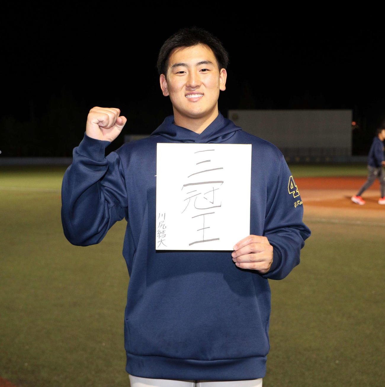 色紙に「三冠王」と記した仙台育英・川尻（撮影・木村有優）