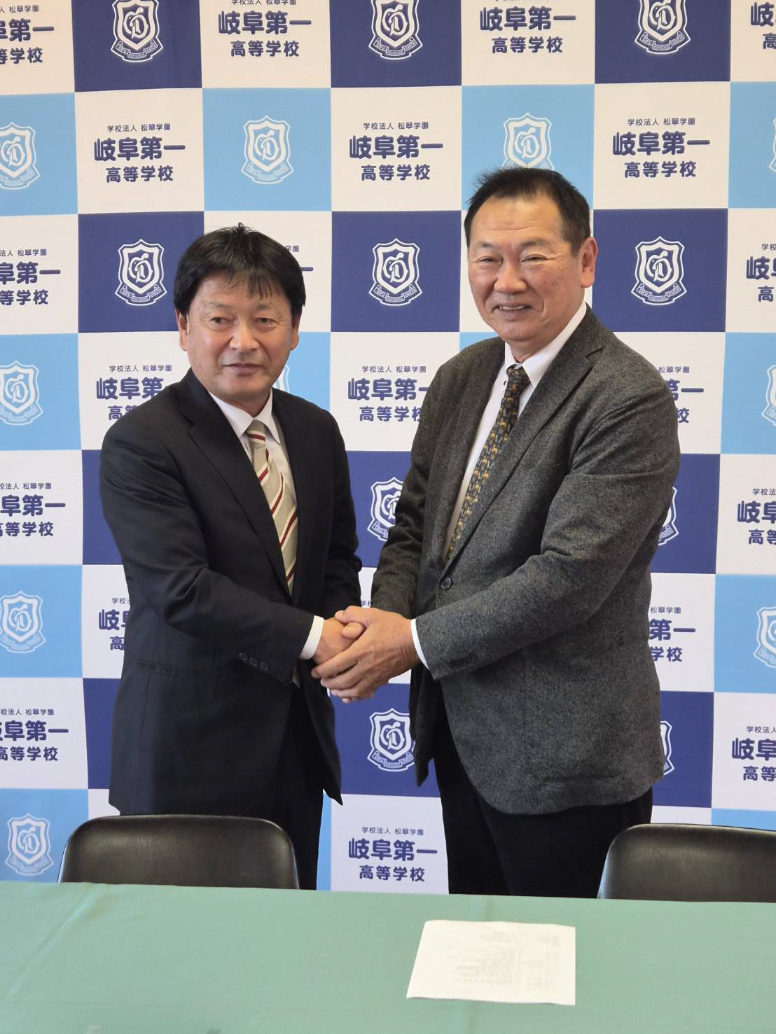 岐阜第一の硬式野球部の監督を退任する、田所孝二監督（写真左）と新監督・神前俊彦氏