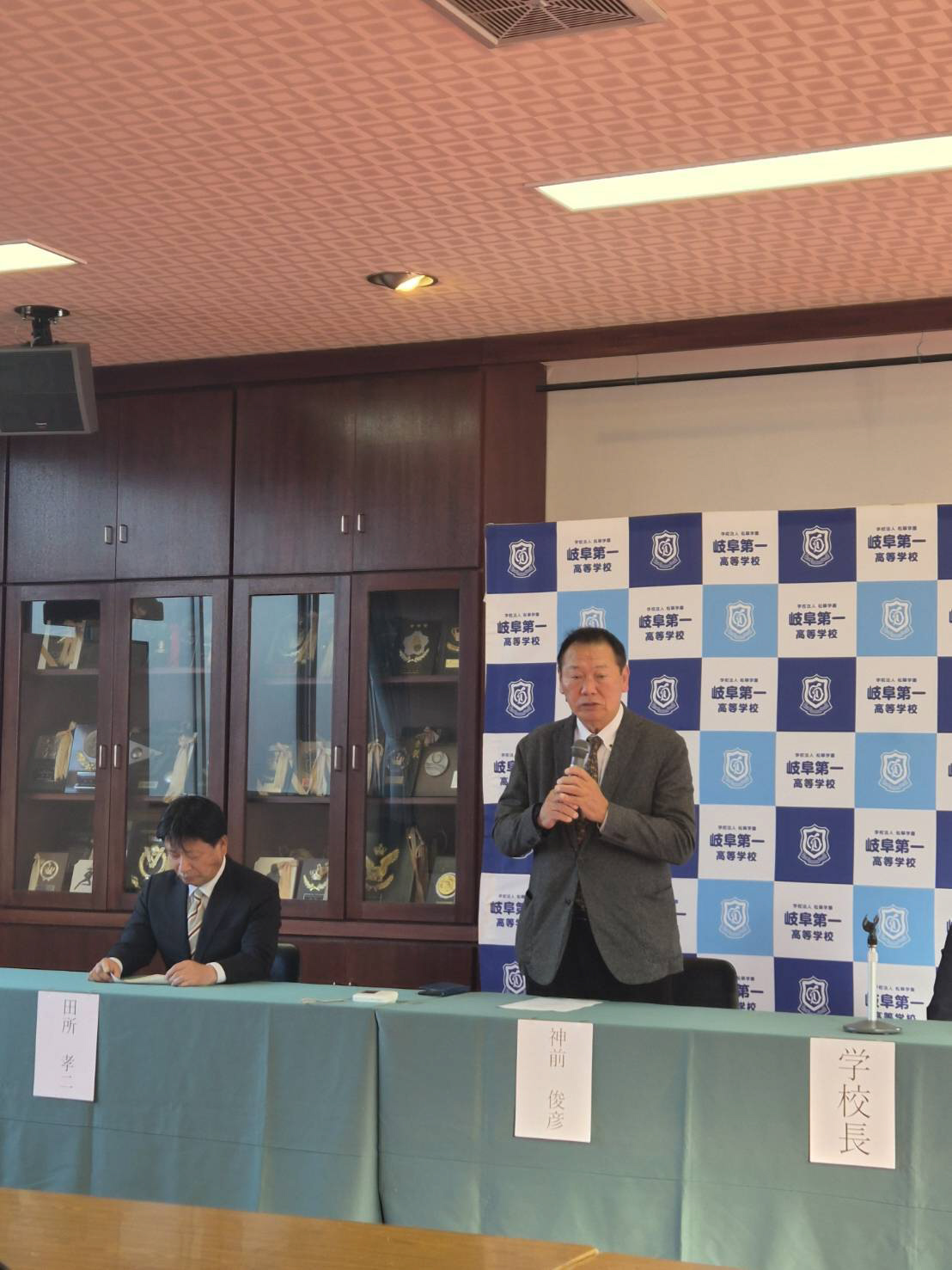 岐阜第一の硬式野球部の監督を退任する、田所孝二監督（写真左）と新監督・神前俊彦氏