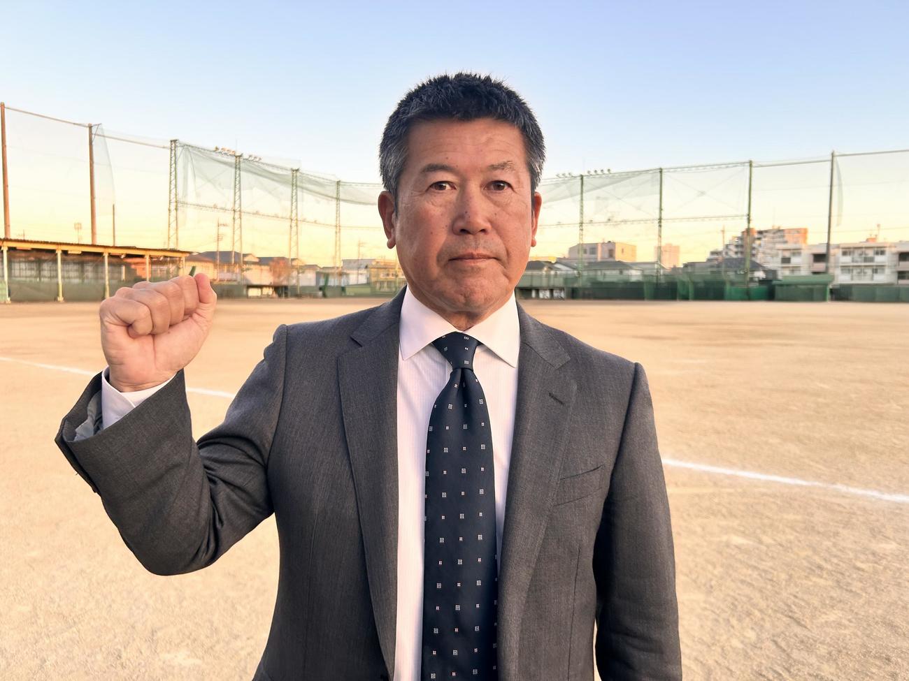 来春のセンバツ21世紀枠の関東地区推薦校に選ばれた上尾。母校でもあるグラウンドを背に記念撮影に応じる高野監督（撮影・平山連）