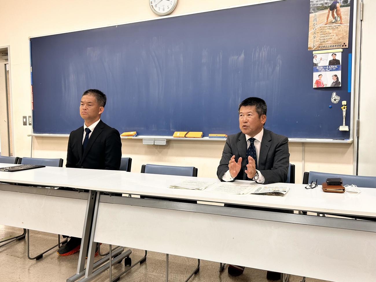 来春のセンバツ21世紀枠の関東地区推薦校に選ばれ、取材に応じる上尾・片野部長（左）と高野監督（撮影・平山連）