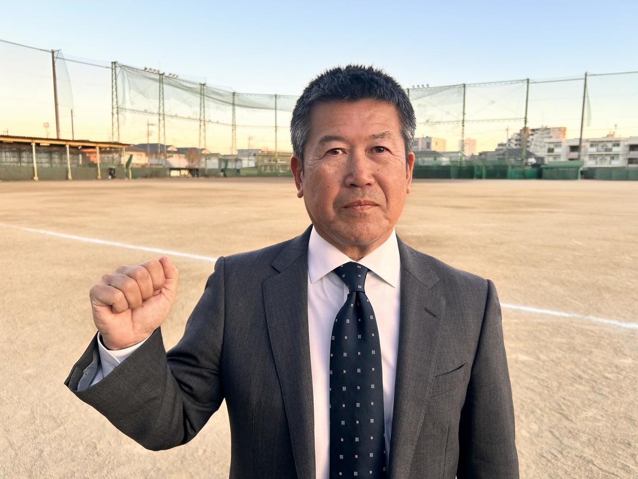来春のセンバツ21世紀枠の関東地区推薦校に選ばれた上尾。母校でもあるグラウンドを背に記念撮影に応じる高野監督（撮影・平山連）