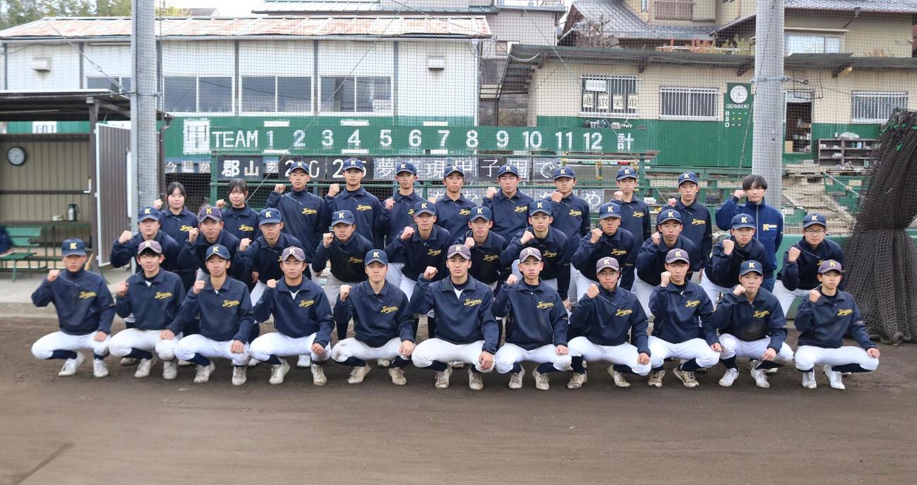 郡山ナインがガッツポーズをつくる（撮影・林亮佑）