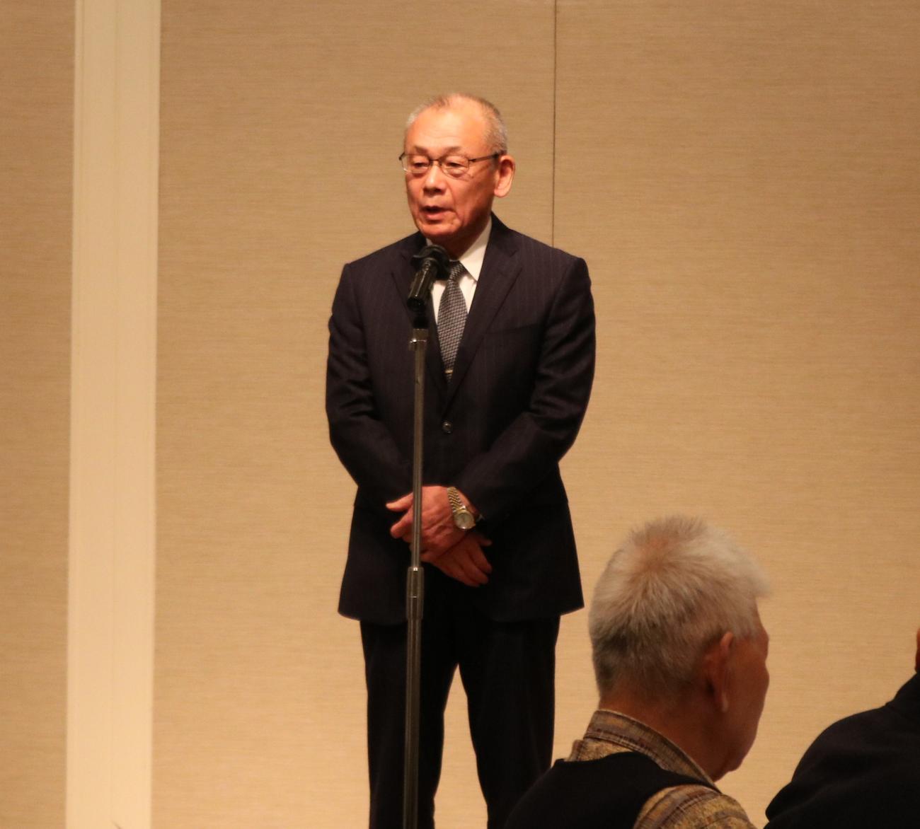 東大阪大柏原を運営する学校法人村上学園の村上理事長が話す（撮影・林亮佑）