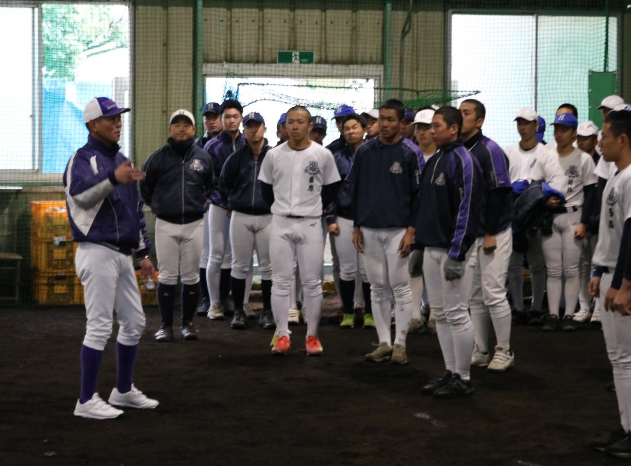 甲子園塾で金足農の中泉監督が指導する（撮影・林亮佑）