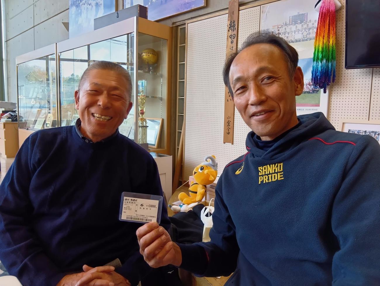 三木監督（右）と小倉前監督は三木監督が買った舟券を手にどこか楽しそうだ（撮影・井上眞）