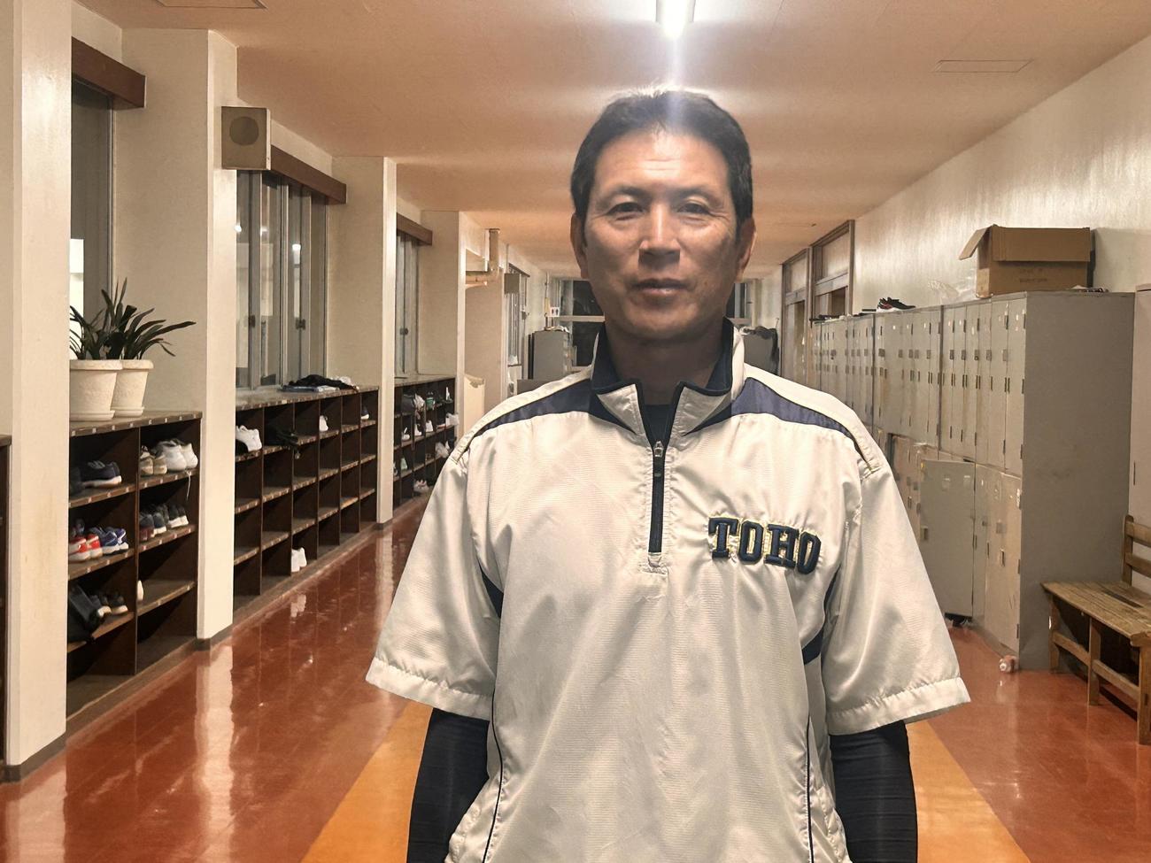 「本人がどう思っているのかが1番大事。学校の進路指導と同じですよ」と話すアスレチックス傘下でプレーする森井の恩師、桐朋（東京）の田中監督（撮影・平山連）