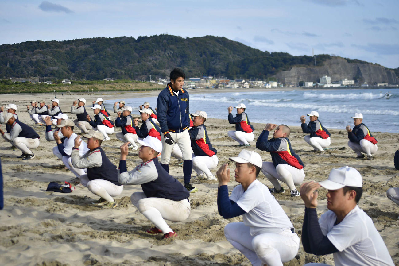 砂浜でトレーニングする帝京の選手たち（撮影・平山連）