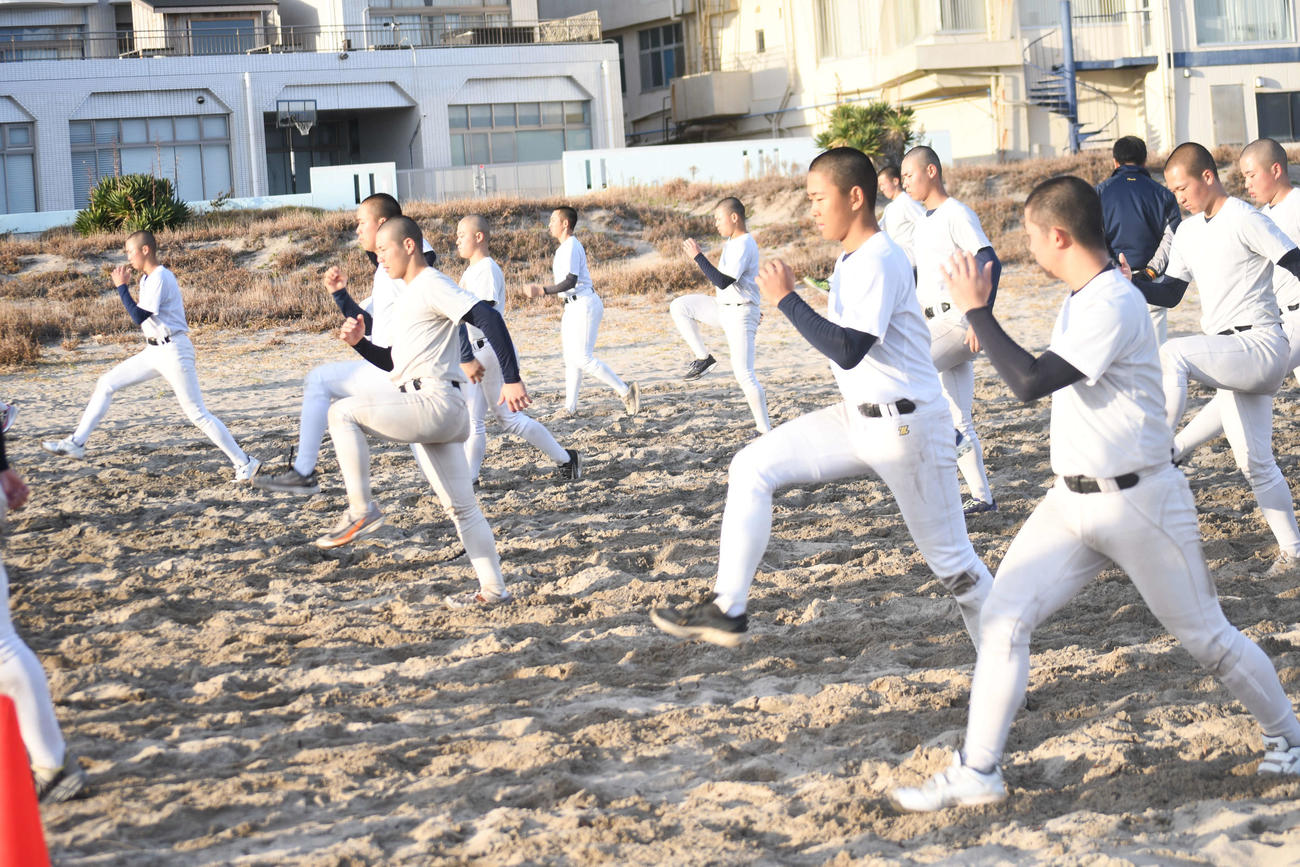 砂浜でトレーニングする帝京の選手たち（撮影・平山連）
