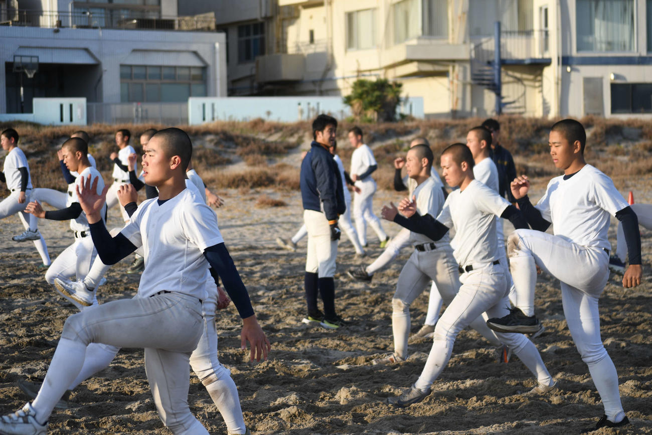 砂浜でトレーニングする帝京の選手たち（撮影・平山連）