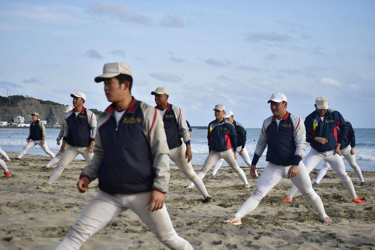 砂浜でトレーニングする帝京の選手たち（撮影・平山連）