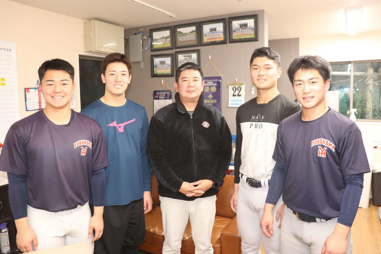 村田浩明監督と1年を振り返る、横浜の（左から）為永、奧村頼、村田監督、阿部葉、奧村凌（撮影・保坂淑子）