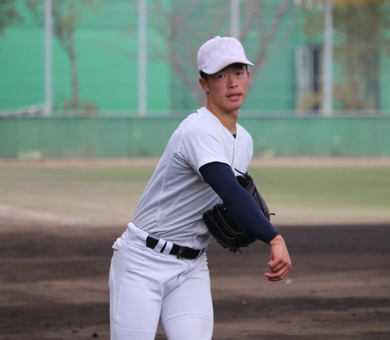 練習始めの日にキャッチボールを行う大阪桐蔭・吉岡（撮影・林亮佑）