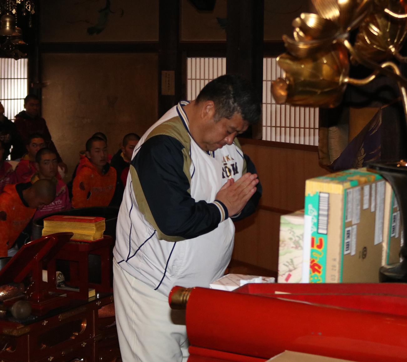 新年の参拝を行う大阪桐蔭の西谷監督（撮影・林亮佑）