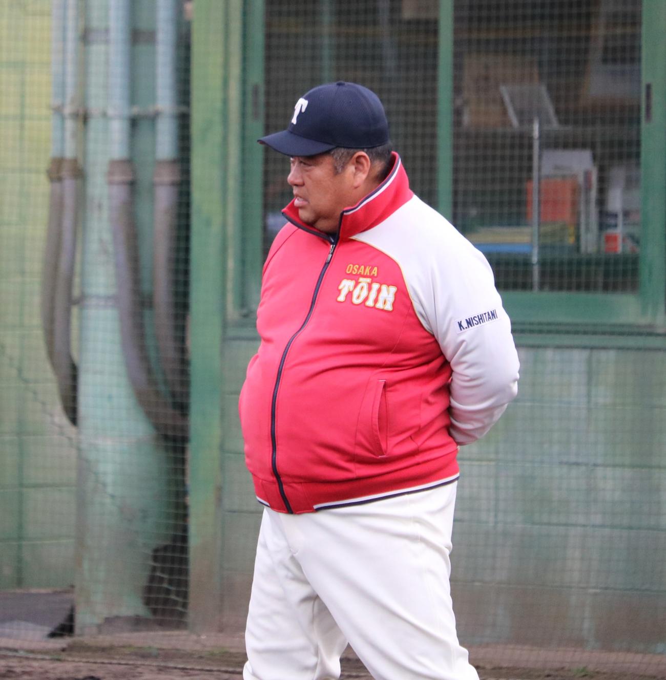 大阪桐蔭の西谷監督が練習を見つめる（撮影・林亮佑）