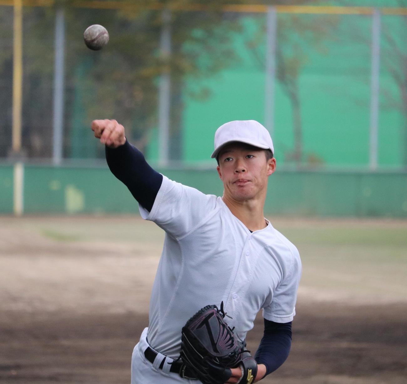 練習始めの日にキャッチボールを行う大阪桐蔭・吉岡（撮影・林亮佑）