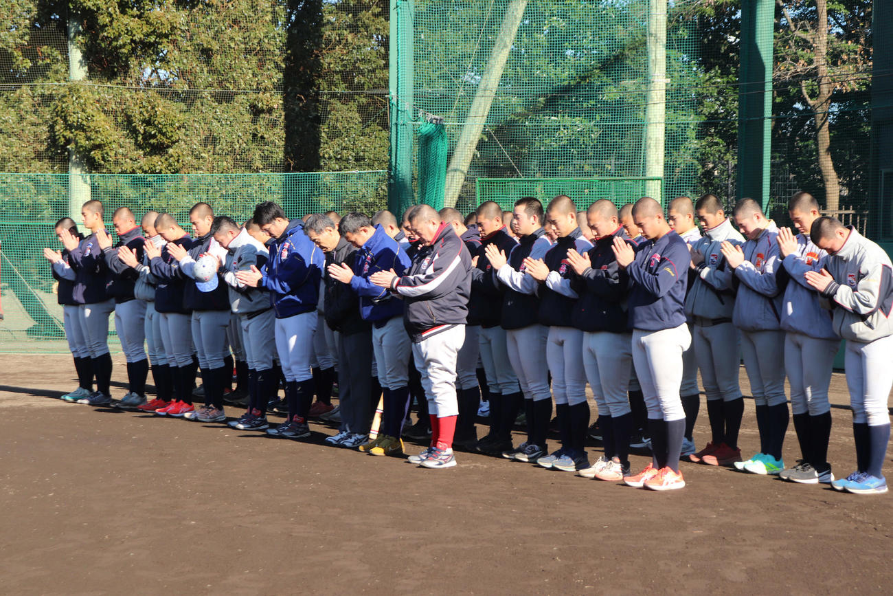 練習始めの前に、グラウンドを清めたあと、全員で手を合わせる横浜の選手たち（撮影・保坂淑子）