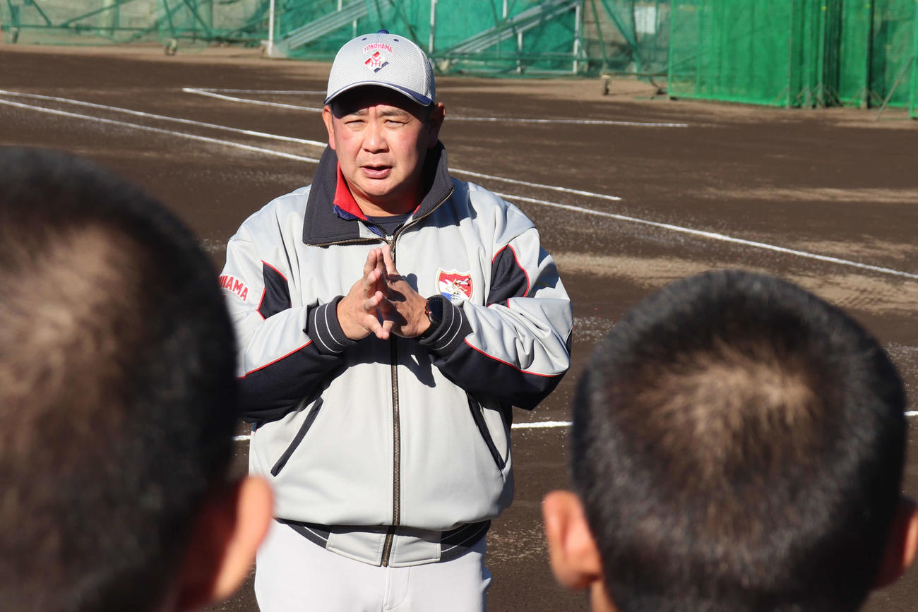 練習始めの前、選手たちにミーティングを行う村田浩明監督（撮影・保坂淑子）