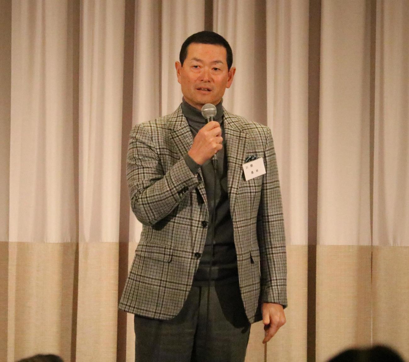 PL学園の桑田真澄OB会長が硬式野球部OB会懇親会であいさつする（撮影・林亮佑）