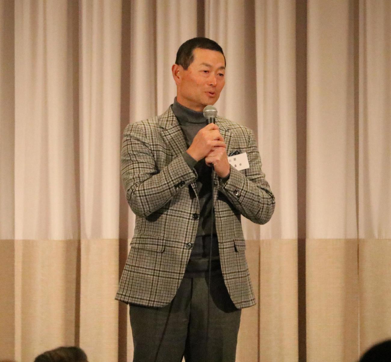 PL学園の桑田真澄OB会長が硬式野球部OB会懇親会であいさつする（撮影・林亮佑）