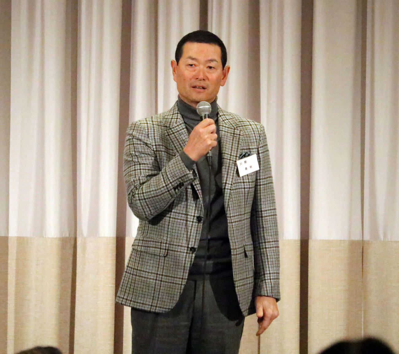 PL学園の桑田真澄OB会長が硬式野球部OB会懇親会であいさつする（撮影・林亮佑）